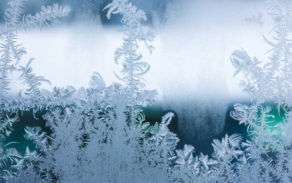 Красивый орнамент на матовом зимнем окне
