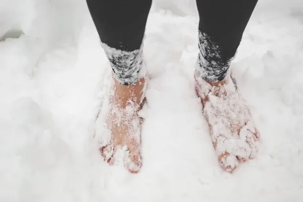 Los pies desnudos de los hombres en la nieve Fotos De Stock