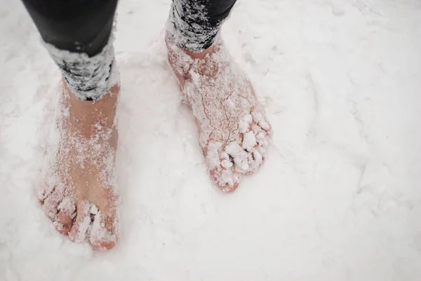 Los pies desnudos de los hombres en la nieve Fotos De Stock Sin Royalties Gratis