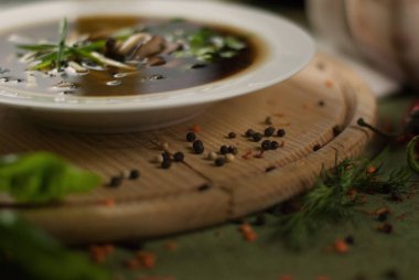 Shiitake, miso ve yeşillik çorbası