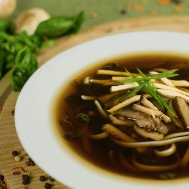 Shiitake, miso ve yeşillik çorbası