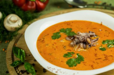 Sebzeli çorba ve deniz ürünleri.