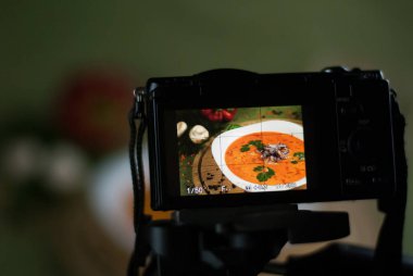 Bir restoranda sebze çorbası çekim backstage.