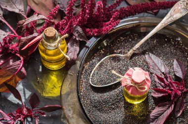 Amaranth yağı, bitkiler ve amaranth tohumları ile Şişeler