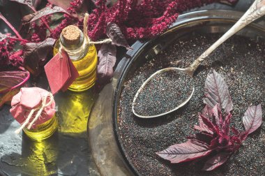 Amaranth yağı, bitkiler ve amaranth tohumları ile Şişeler