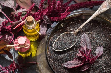 Amaranth yağı, bitkiler ve amaranth tohumları ile Şişeler