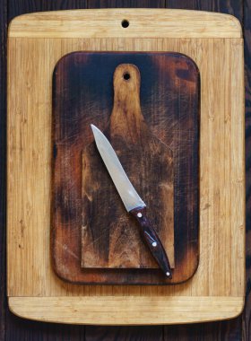 Çeşitli ahşap kesme tahtaları ve mutfak bıçağı