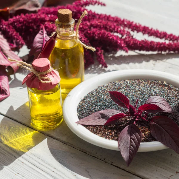Amaranth yağı, bitkiler ve amaranth tohumları ile Şişeler