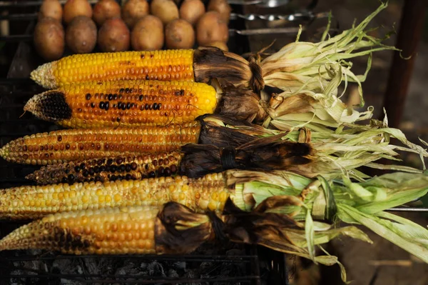 Baked corn and potatoes on the grill — Stock Photo, Image
