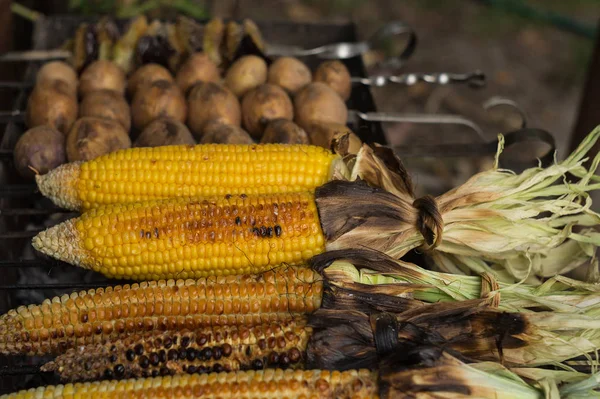 Печёная кукуруза и картофель на гриле — стоковое фото