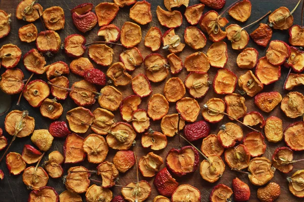 Rebanadas pequeñas manzanas secas en la superficie de madera — Foto de Stock