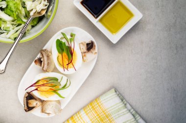Haşlanmış yumurta, champignon ve zeytinyağı ve soya sau ile microgreen