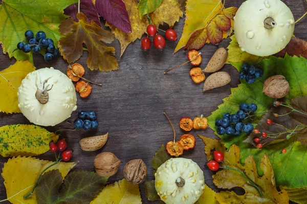 Фон з різнокольорових листя і винограду на дерев'яному с — стокове фото