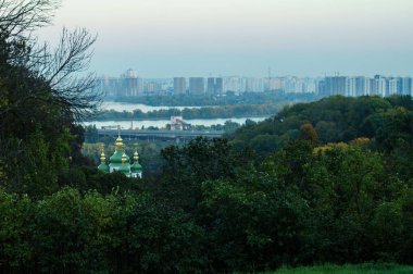 Vydubychi Manastırı'nın kubbeleri ve backgr'deki yeni binalar