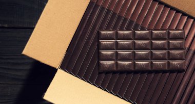 Karton kutuda koyu çikolata. Üstte görüntü