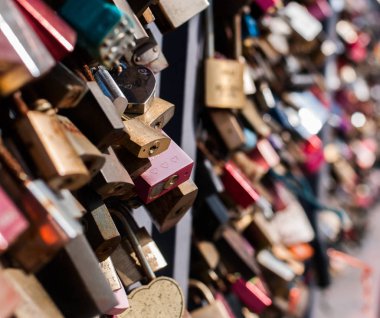 Aşkı sembolize eden çitteki birçok asma kilit