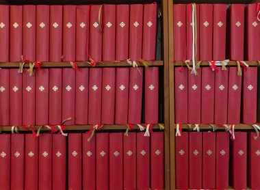 Rafta yer imleri olan birçok aynı kırmızı kitap