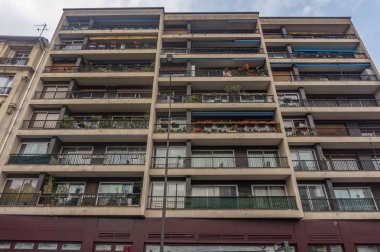 Balkonlu çok katlı konut binası