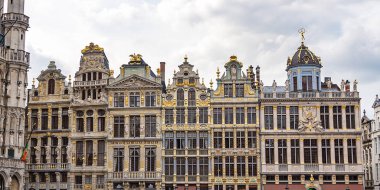 Grand Place, Brüksel'in merkez meydanında Lonca evleri,