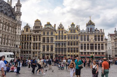 Brüksel, Belçika - 24 Ağustos 2017: Grand Place'deki lonca evleri, Brüksel'in merkez meydanı