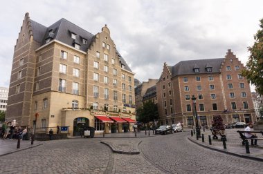 Brüksel, Belçika - 24 Ağustos 2017: Brüksel sokaklarındaki binaların geleneksel mimarisi