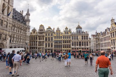 Brüksel, Belçika - 24 Ağustos 2017: Grand Place Turistler