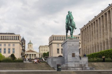 Brüksel, Belçika - 24 Ağustos 2017: Kral Albert I ve Mont des Arts veya Kunstberg Heykeli