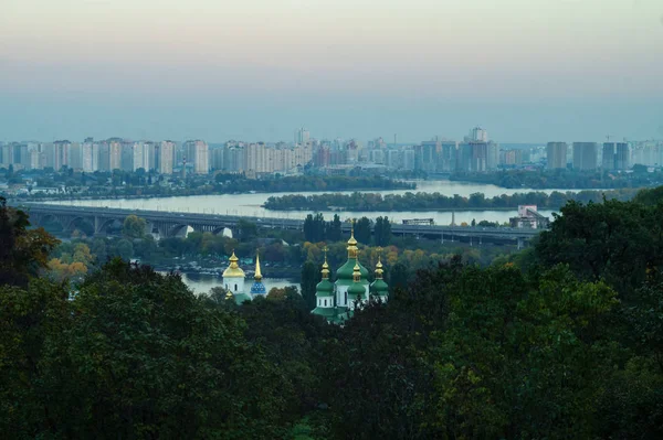 Dômes du monastère de Vydubychi et nouveaux bâtiments sur le backgr — Photo