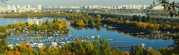 Nouveaux quartiers résidentiels sur la rive gauche de la rivière Dnipro, Kiev — Photo