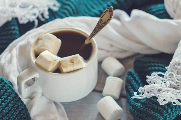 Tasse Kaffee und Eibisch mit weißen und grünen Tüchern — Stockfoto