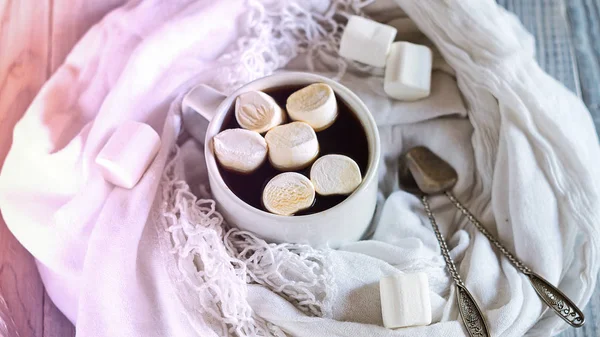 Uma xícara de café com marshmallows e chocolate — Fotografia de Stock
