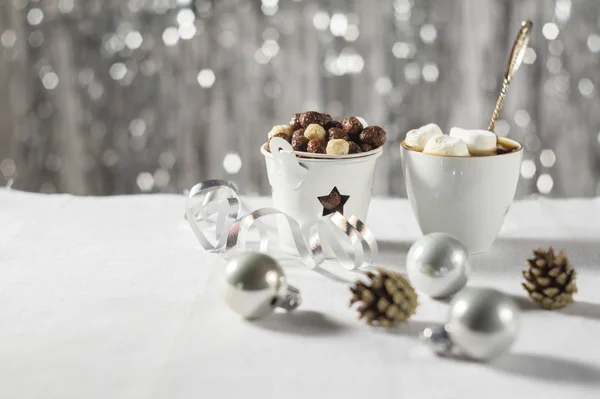 Une tasse de cacao avec des guimauves et des boulettes de maïs dans la nouvelle année — Photo