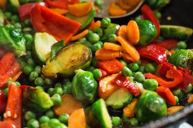 Vejetaryen gıda kızarmış sebze, brüksel lahanası ve havuç