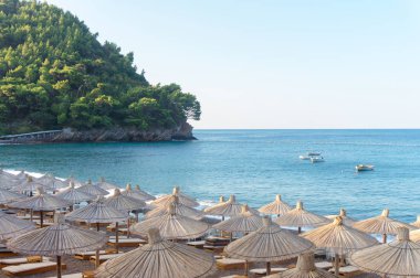 Deniz plajında baston güneşlikleri