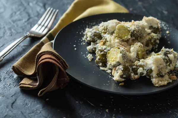 Brotes de Bruselas horneados con requesón en crema agria — Foto de Stock