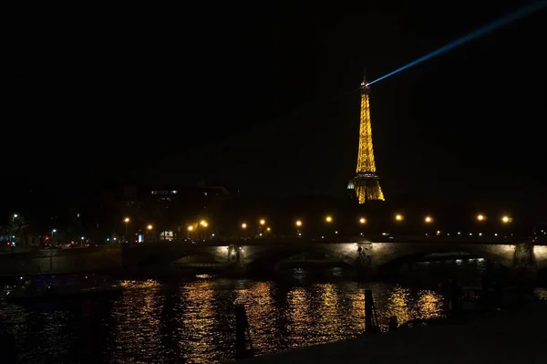 París, Francia - 25 de agosto de 2017: Vista de la Torre Eiffel — Foto de Stock