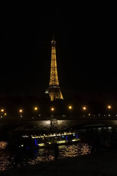 París, Francia - 25 de agosto de 2017: Vista de la Torre Eiffel — Foto de Stock