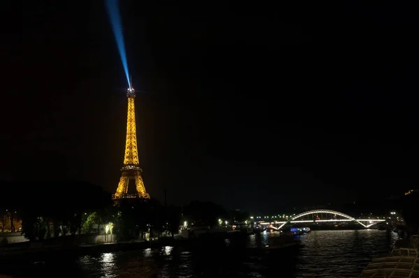 París, Francia - 25 de agosto de 2017: Vista de la Torre Eiffel — Foto de Stock
