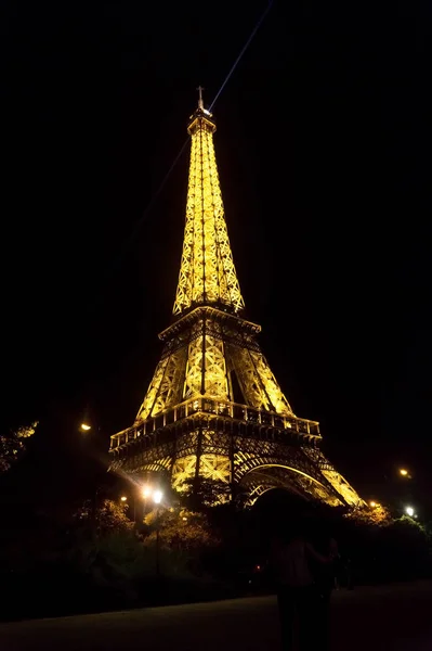 法国巴黎 - 2017年8月25日：夜光中的埃菲尔铁塔 — 图库照片
