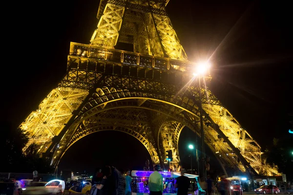 法国巴黎 - 2017年8月25日：夜光中的埃菲尔铁塔 — 图库照片