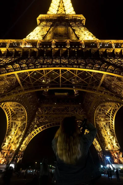 París, Francia - 25 de agosto de 2017: Niña rubia cerca de Eiffel To — Foto de Stock