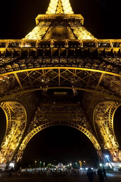 Parigi, Francia - 25 agosto 2017: Torre Eiffel nella luce notturna — Foto Stock
