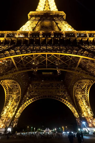 París, Francia - 25 de agosto de 2017: Torre Eiffel a la luz de la noche — Foto de Stock