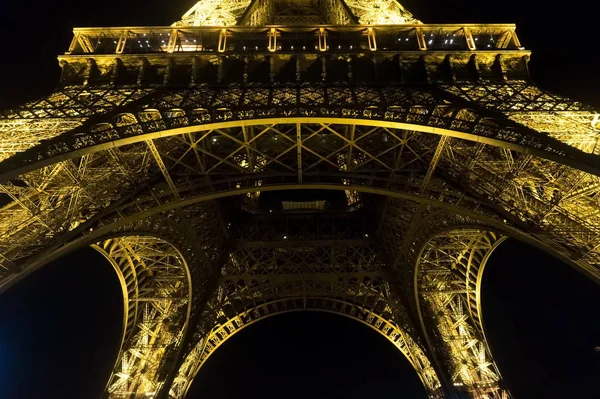 París, Francia - 25 de agosto de 2017: Torre Eiffel a la luz de la noche — Foto de Stock