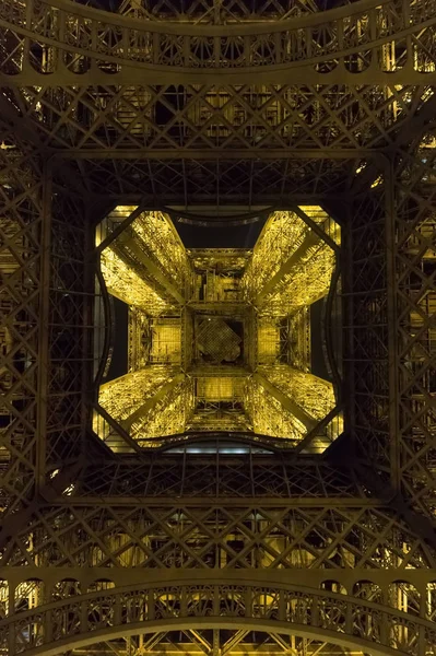 París, Francia - 25 de agosto de 2017: Torre Eiffel a la luz de la noche — Foto de Stock