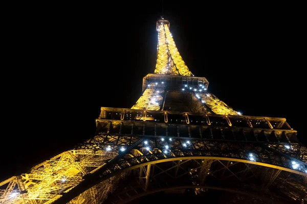 Parigi, Francia - 25 agosto 2017: Torre Eiffel nella luce notturna — Foto Stock