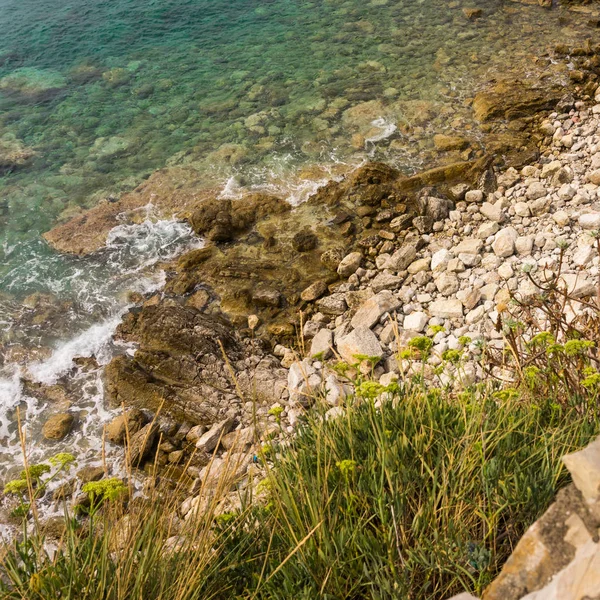 Kayalık plaj ve turkuaz deniz — Stok fotoğraf