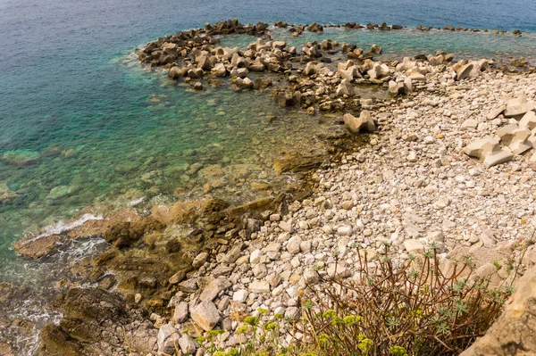 Kayalık plaj ve turkuaz deniz — Stok fotoğraf