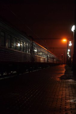 Gece tren istasyonu platformunda tren