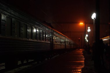 Gece tren istasyonu platformunda tren